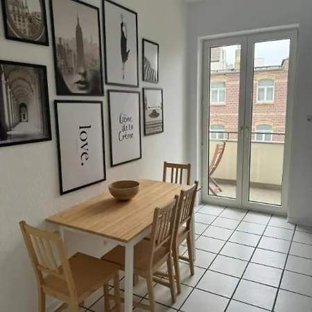 Apartment 4 Bedroom In Fancy Oberkassel *