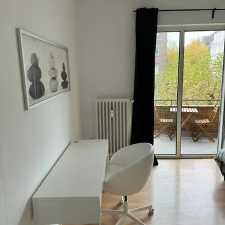 4 Bedroom In Fancy Oberkassel 아파트 *